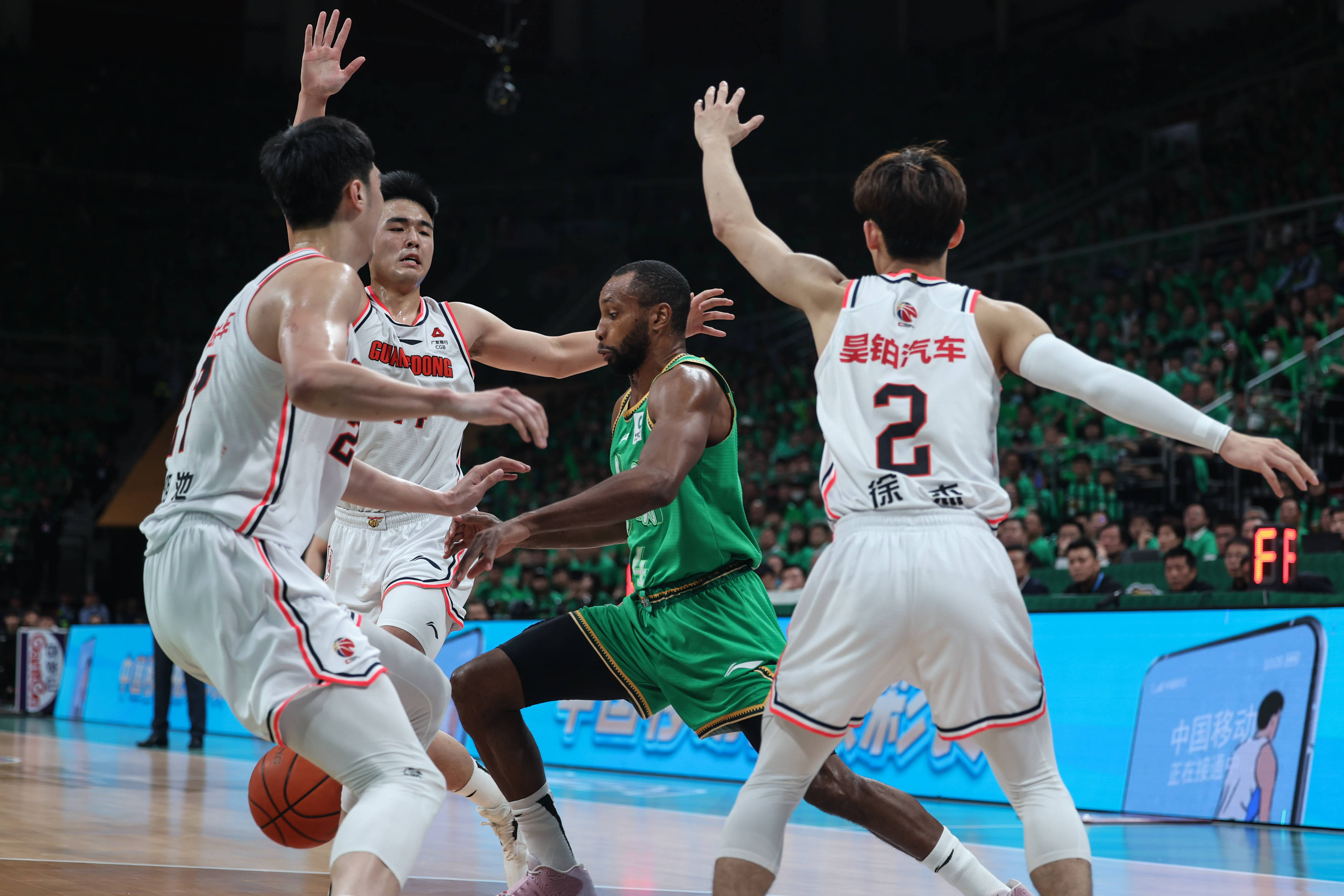 包含赛前体能课后，山东男篮再遭质疑备战CBA季后赛，态度坚定，阵容厚度经受考验的词条